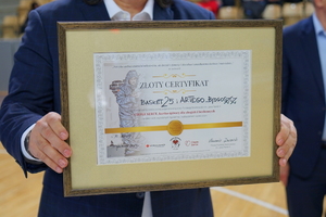 złoty certyfikat klubu sportowego Basket 25 i Fundacji Skarbowości