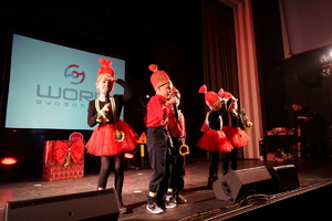 Dzieci z Solca Kujawskiego podczas przedstawienia na scenie.
