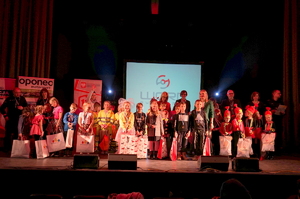 Zdjęcie grupowe wszystkich uczestników występujących w przedstawieniach i nagrodzonych wraz z opiekunami, gośćmi i organizatorami.