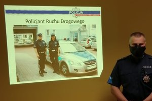 policjant omawia wyświetlane slajdy