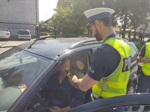policjant bada trzeźwość kierowcy